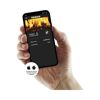 Hand hält ein Smartphone mit der Aduro App.