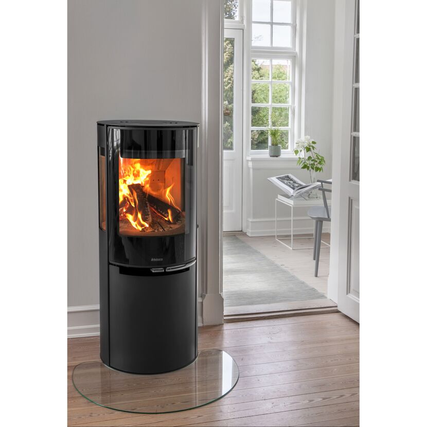 Aduro H3 LUX Hybridofen mit brennendem Feuer