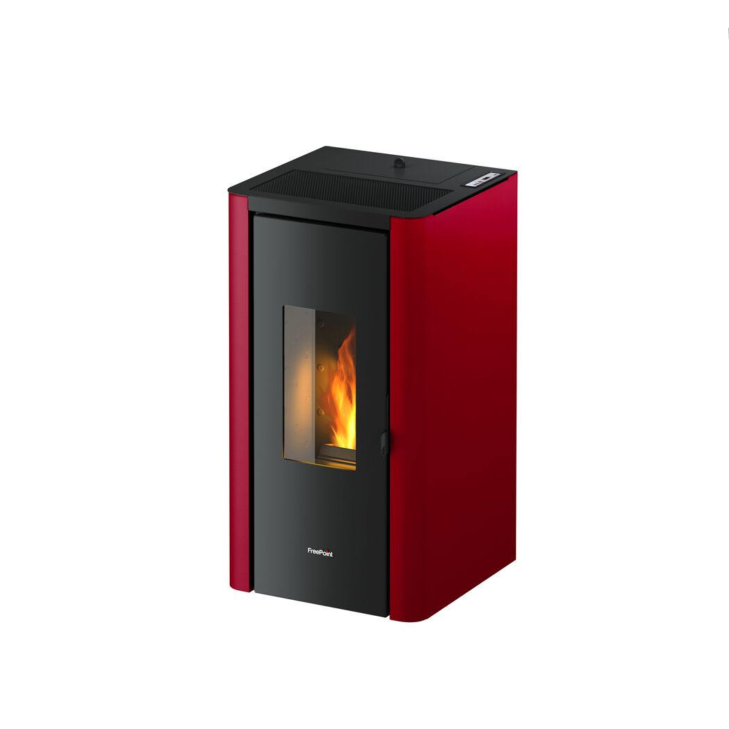 Roter Pelletofen von Freepoint mit Flamme im Sichtfenster.