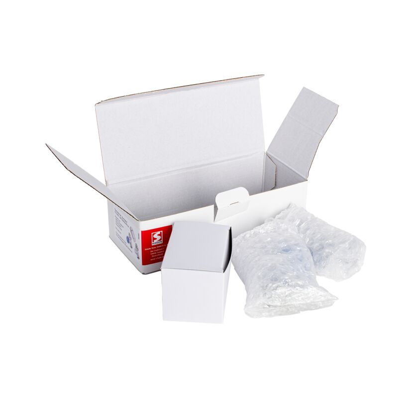 Offener Karton mit kleiner Verpackung und Luftpolsterfolie.