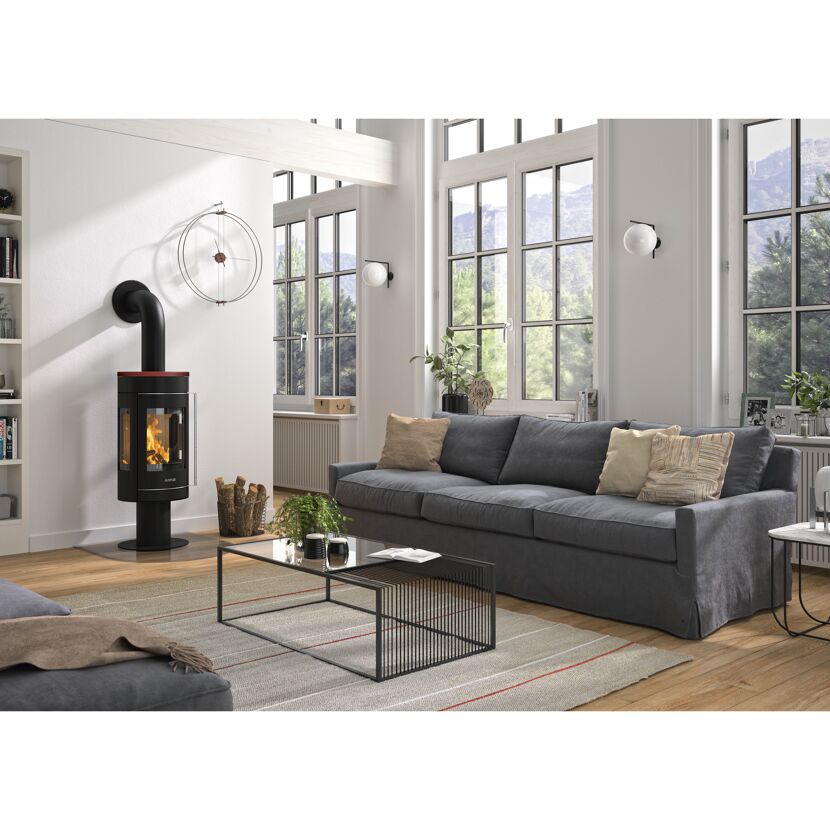 Kaminofen Mewa Stahl Bordeauxrot im Wohnzimmer