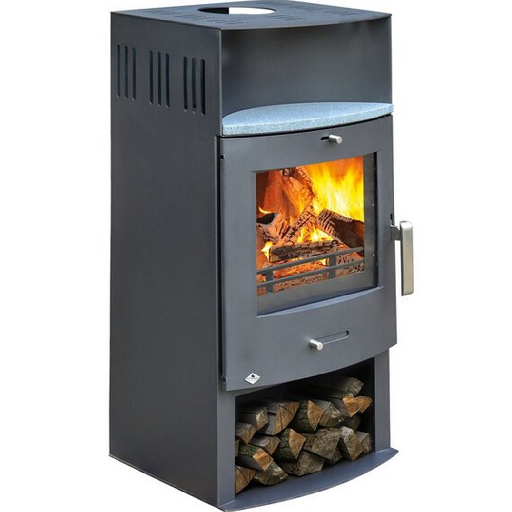 Kaminofen mit brennendem Feuer und Holzvorrat