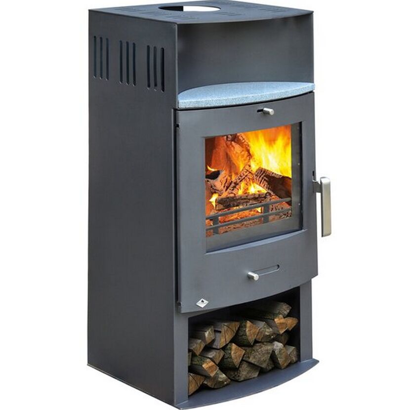 Kaminofen mit brennendem Feuer und Holzvorrat