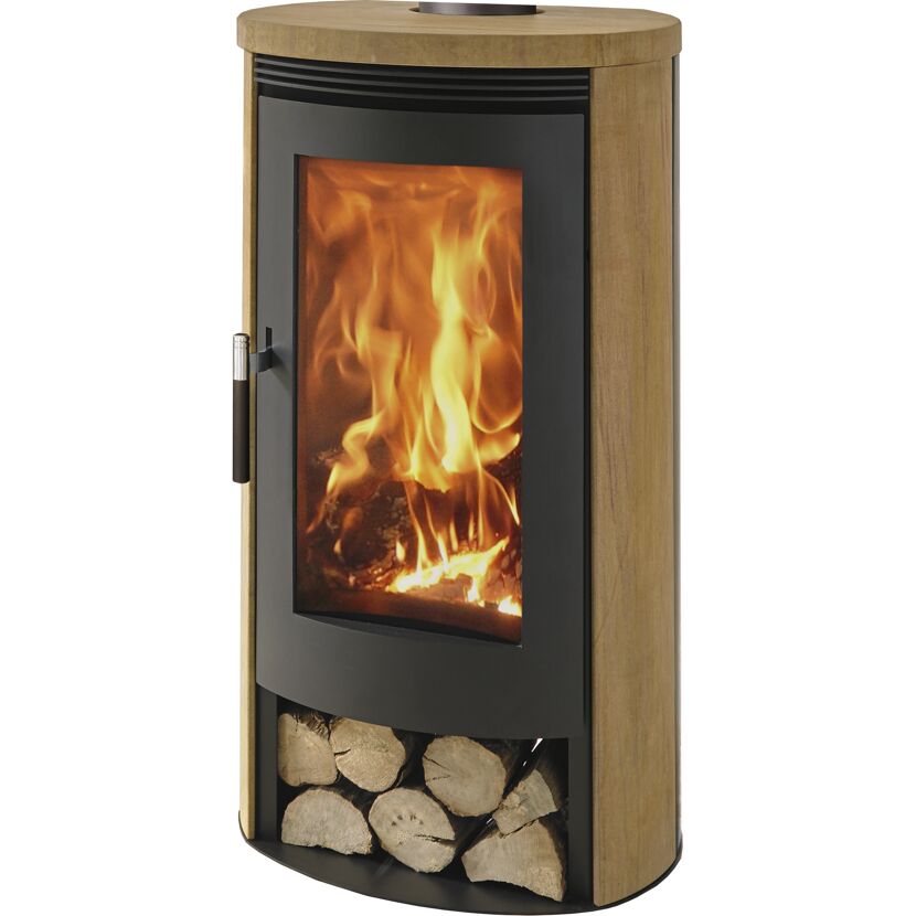 Kaminofen Angel 8kW mit brennendem Feuer und Holzscheiten