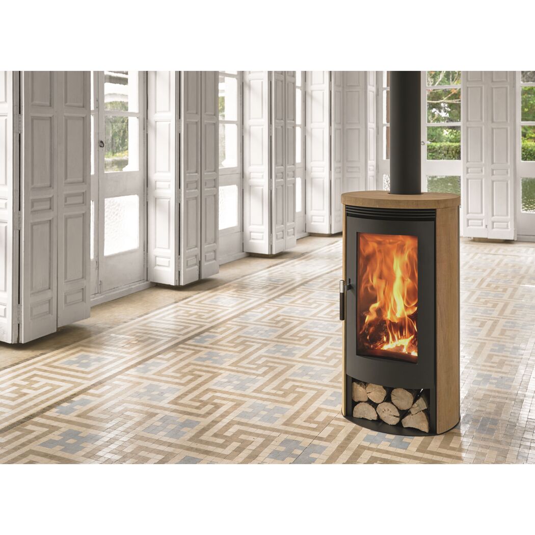 Holzofen mit Feuer und Holzscheiten