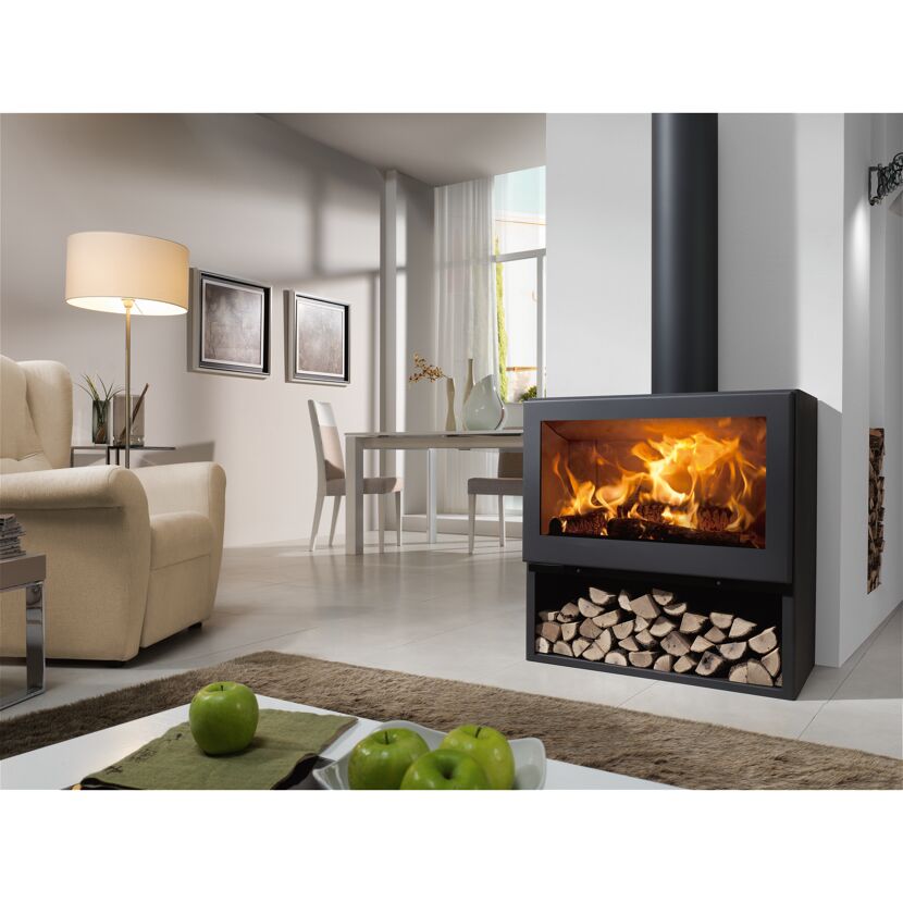 Kaminofen Fenix 7,2kW, schwarz brennt im Wohnzimmer