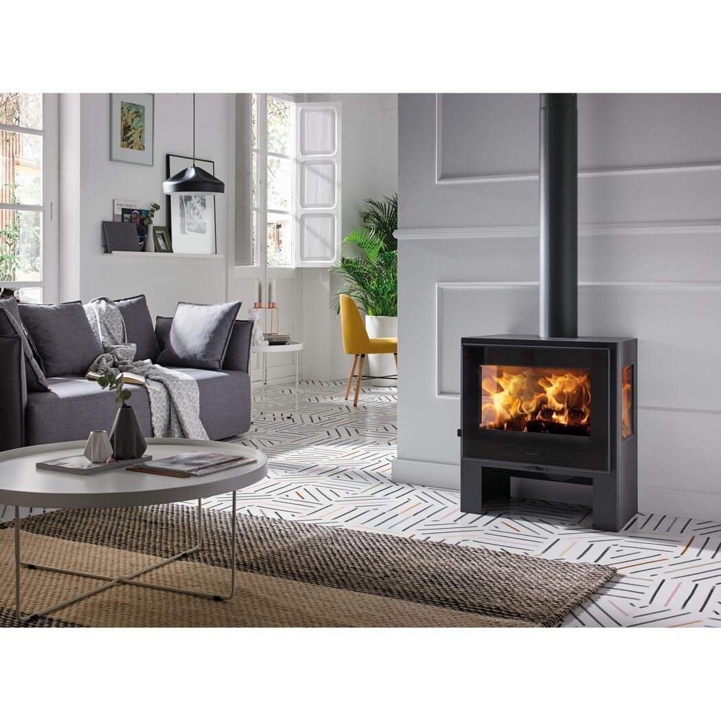 Ein brennender Kaminofen Capri 3V in schwarz.