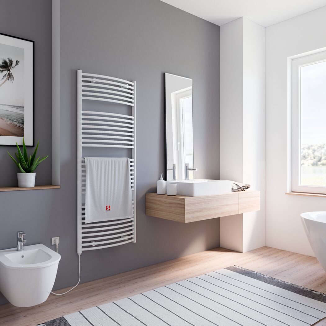 Weißer Handtuchheizkörper, Handtuch, Waschbecken und Bidet
