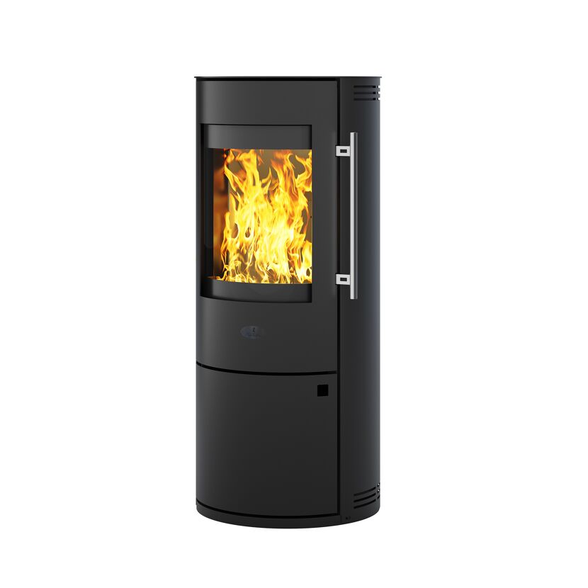 Schwarzer Kaminofen NEAPEL mit brennendem Feuer.