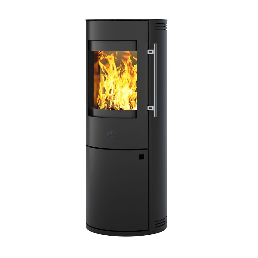 Schwarzer Kaminofen mit brennendem Feuer