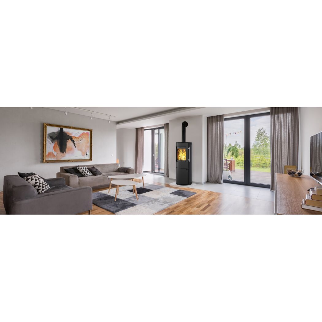 Kaminofen LUGANO schwarz in einem modernen Wohnzimmer