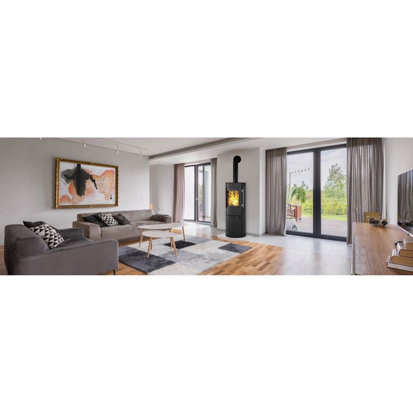 Kaminofen LUGANO schwarz in einem modernen Wohnzimmer