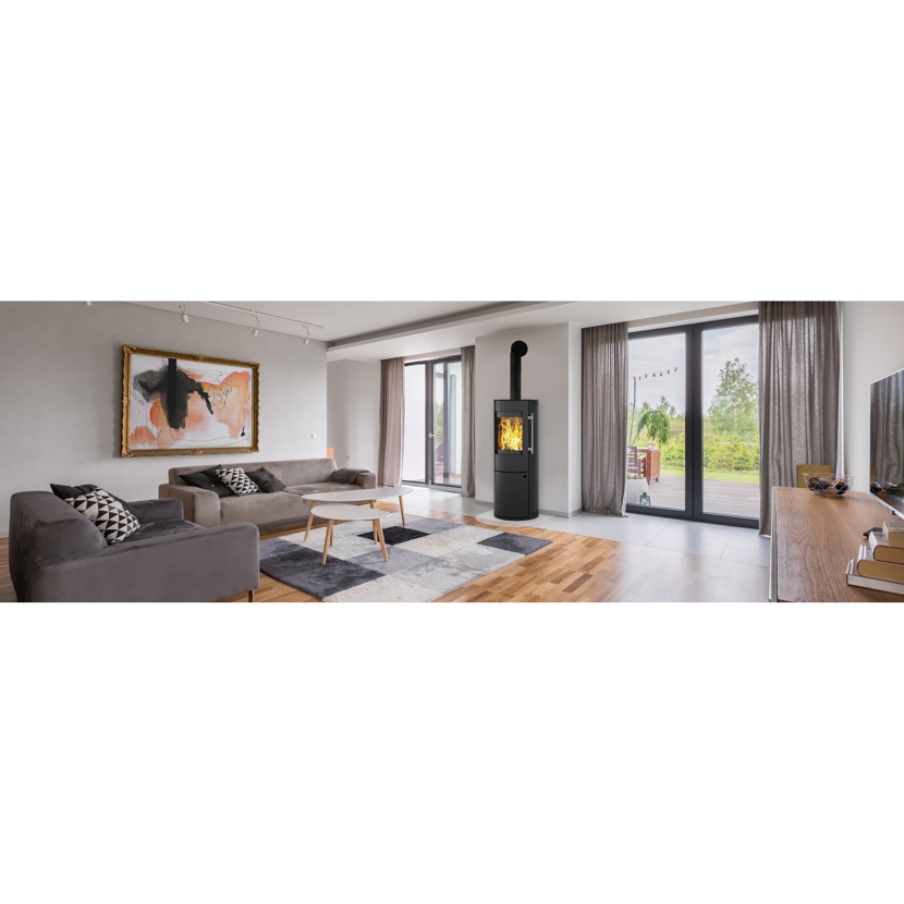 Kaminofen LUGANO schwarz in einem modernen Wohnzimmer