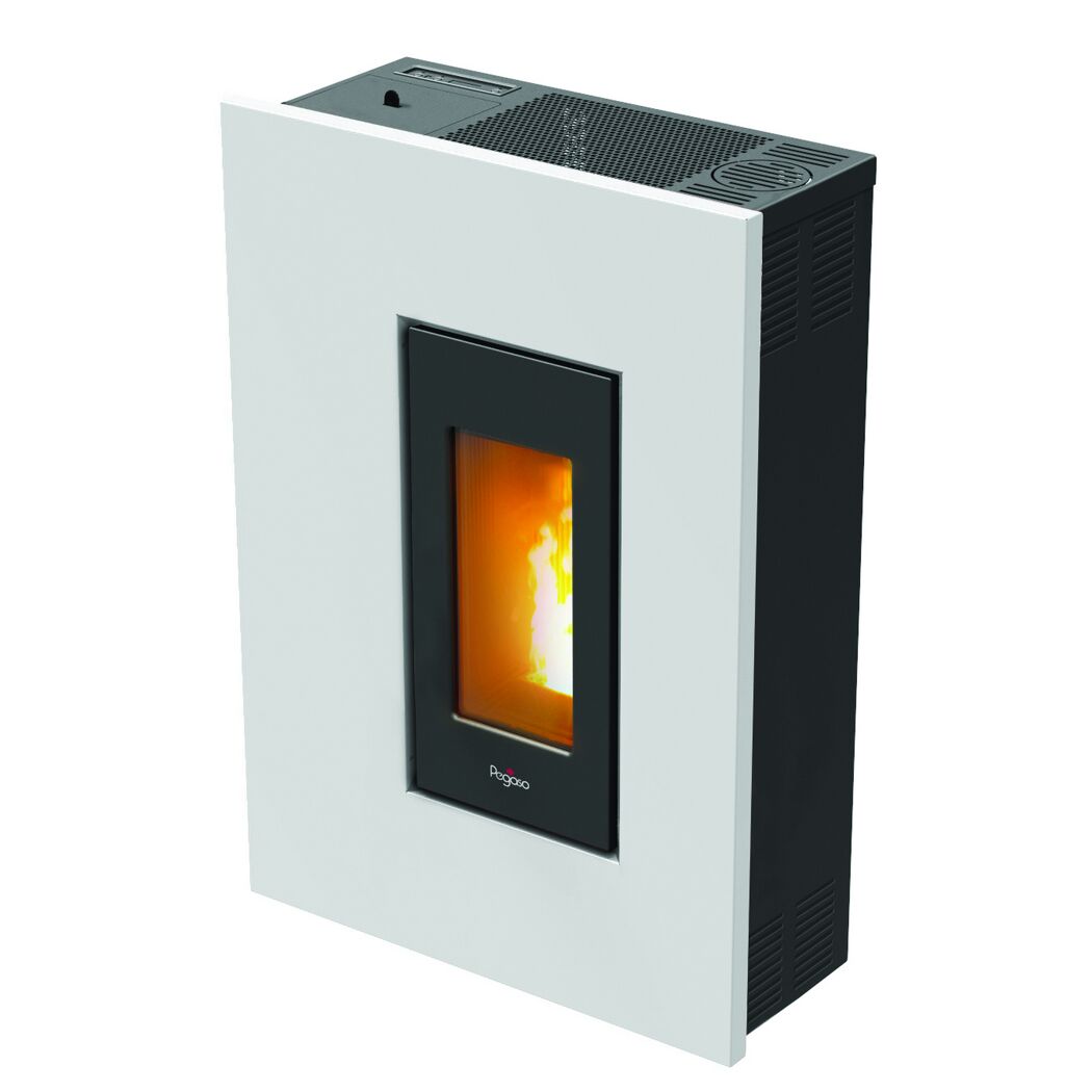Weißer Pelletofen Madison 5 mit sichtbaren Flammen.