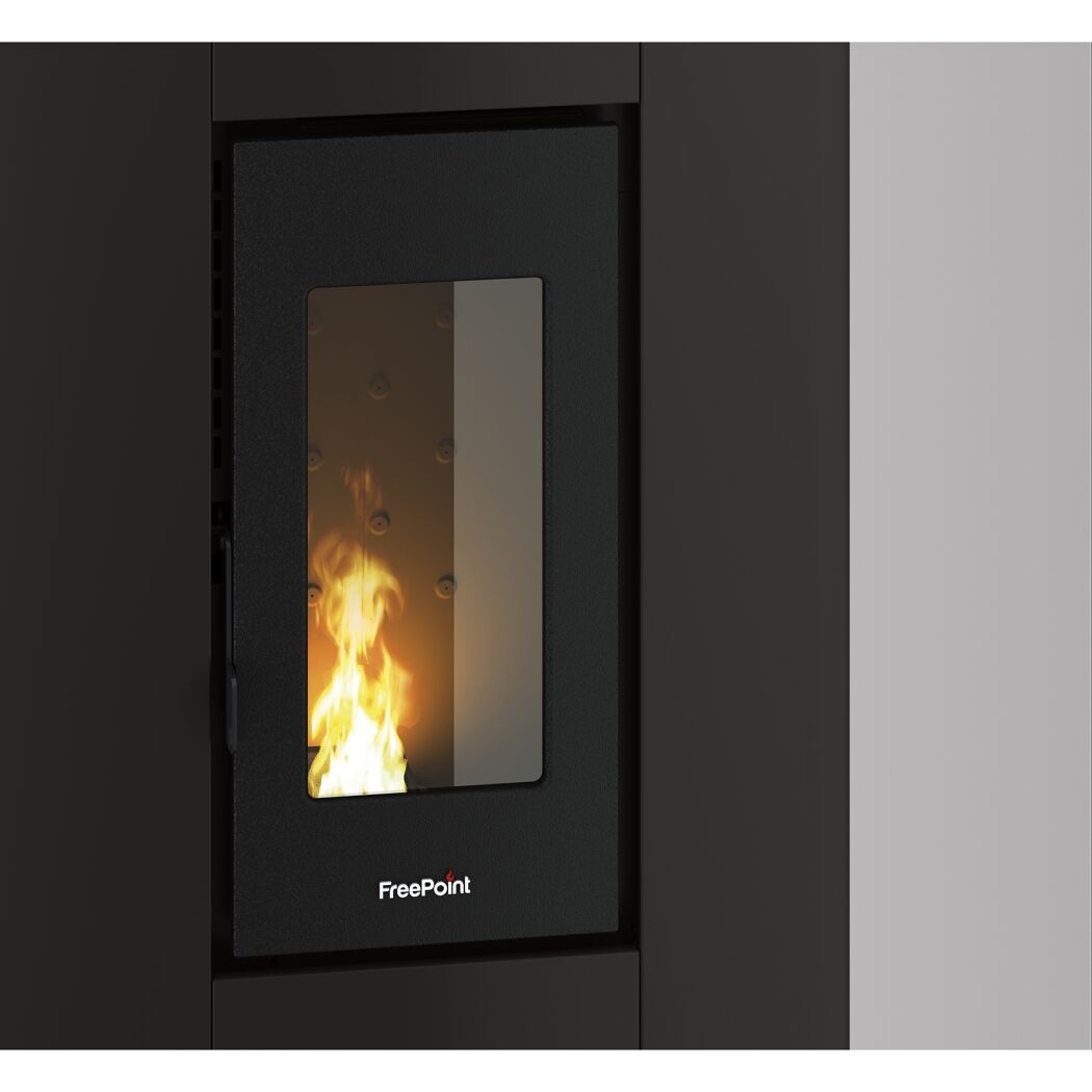 Pelletofen Atrium 5, schwarz, mit Feuer im Brennraum