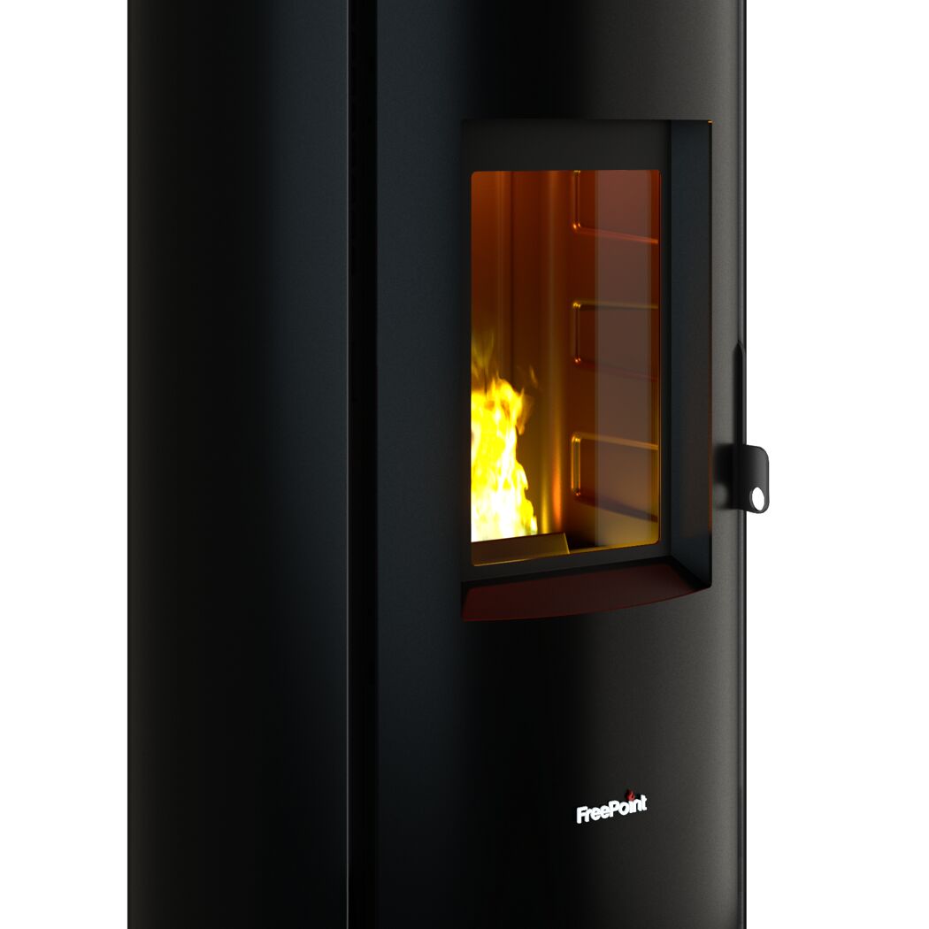Schwarzer Pelletofen CHROME 7 mit brennendem Feuer