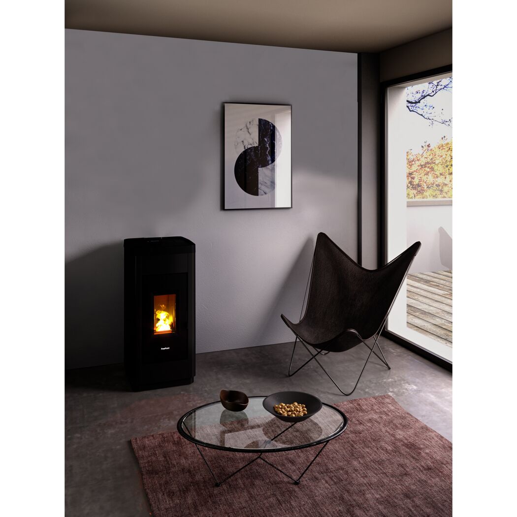 Schwarzer Pelletofen LIFE 9 in einem modernen Wohnzimmer.