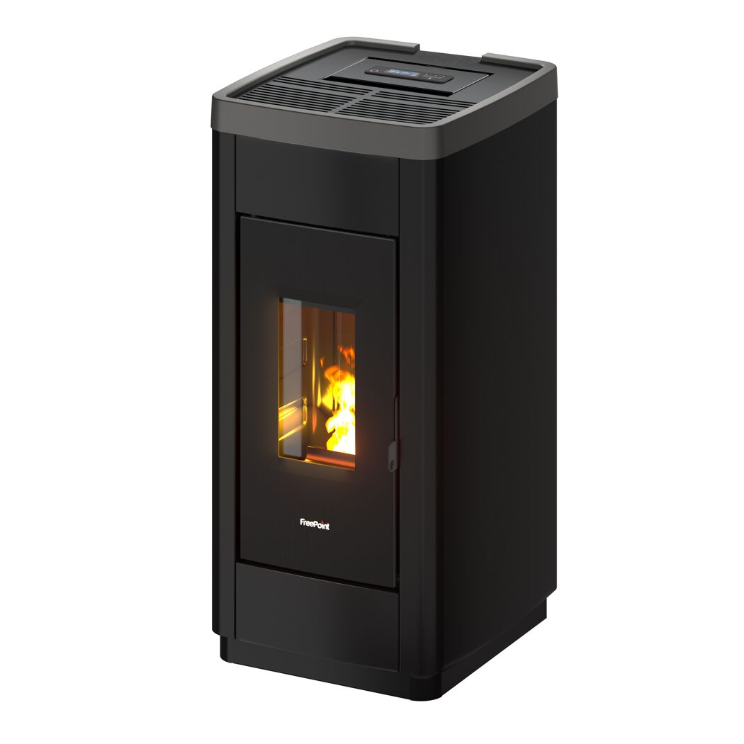 Schwarzer Pelletofen von Freepoint mit sichtbaren Flammen.