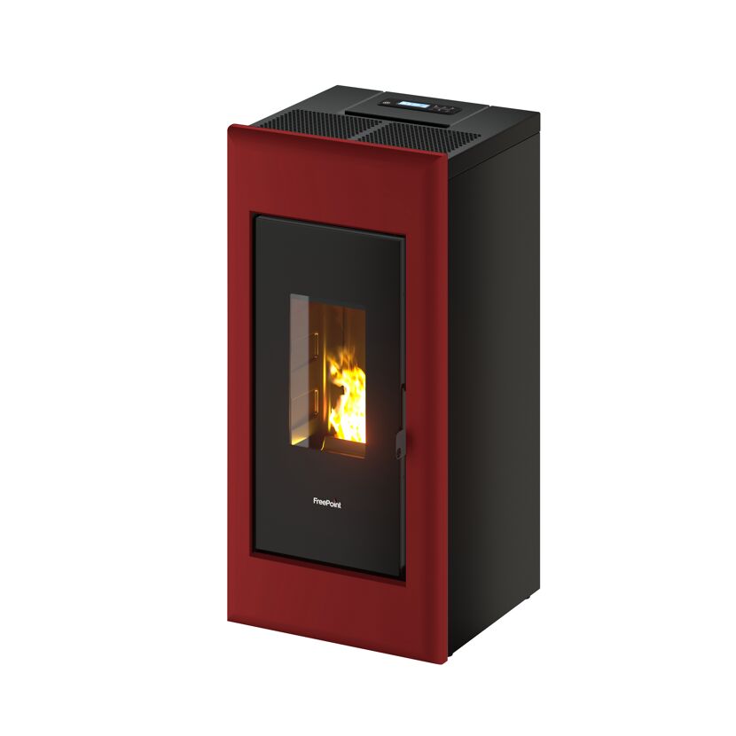 Roter Pelletofen mit Flammen im Sichtfenster.