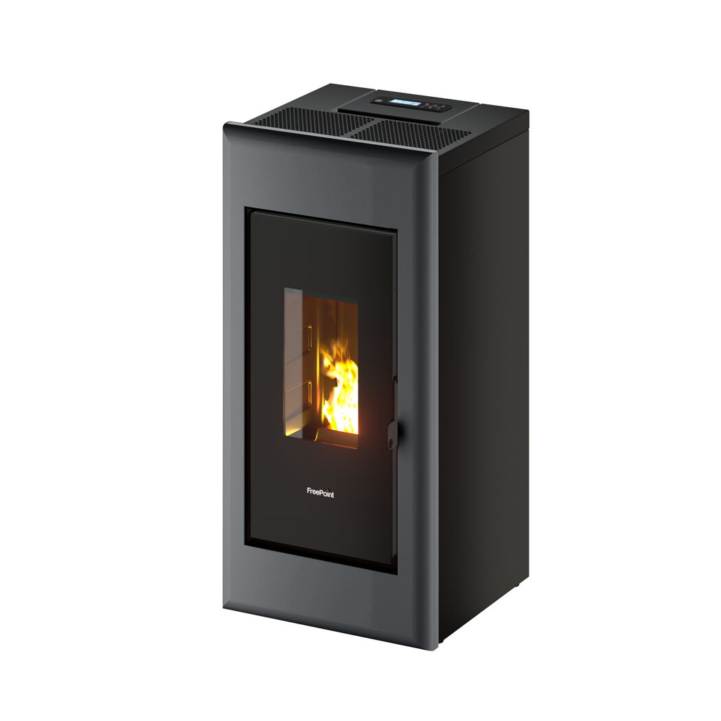 Pelletofen mit Flamme im Brennraum.