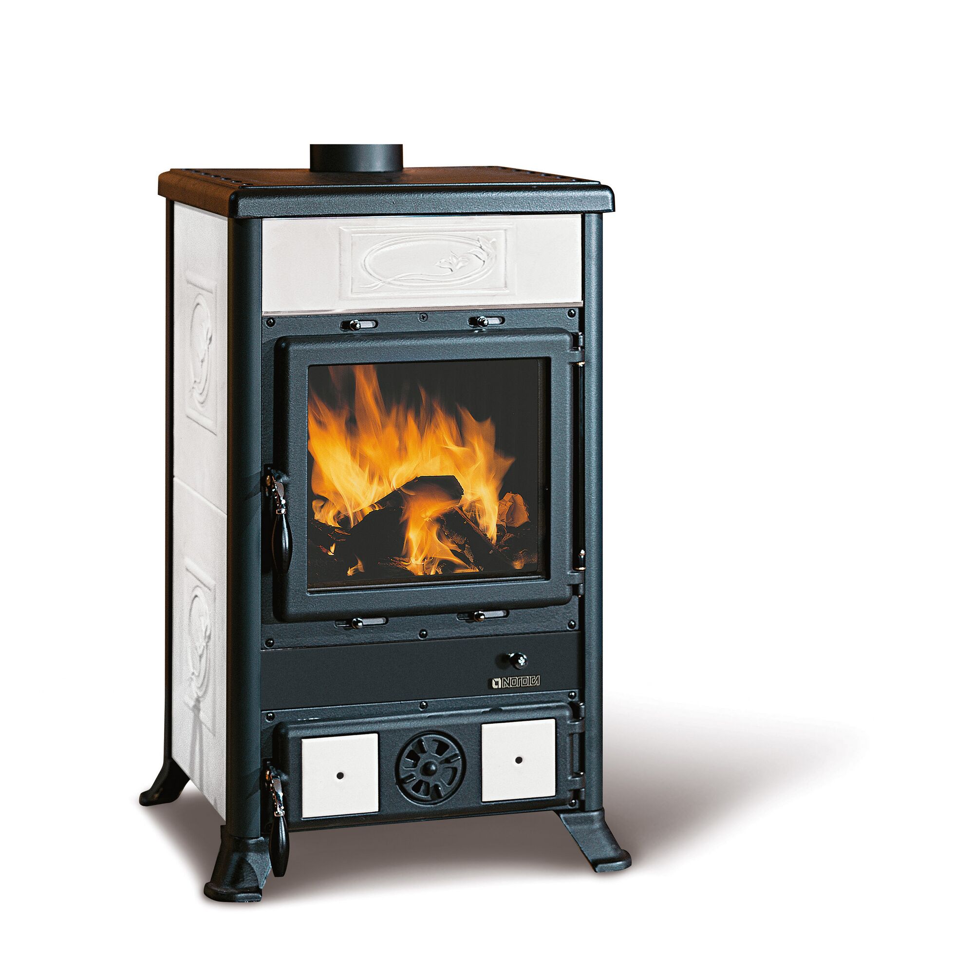 Weißer Kaminofen ROSELLA R1 mit brennendem Feuer