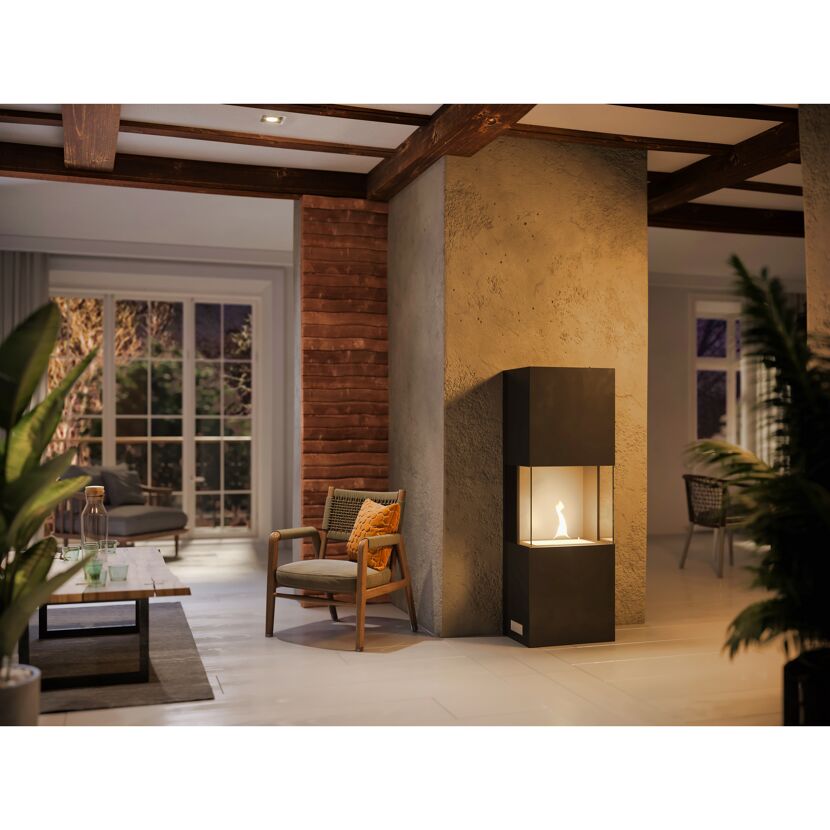 Schwarzer Ambientekamin INDIE in einem Wohnzimmer