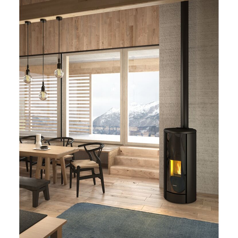 Pelletofen BREEZE schwarz in modernem Wohnzimmer