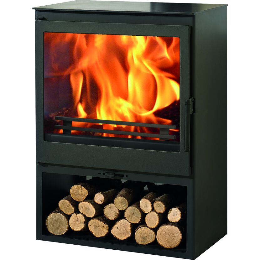Kaminofen Saphir mit Feuer und Holzstapel