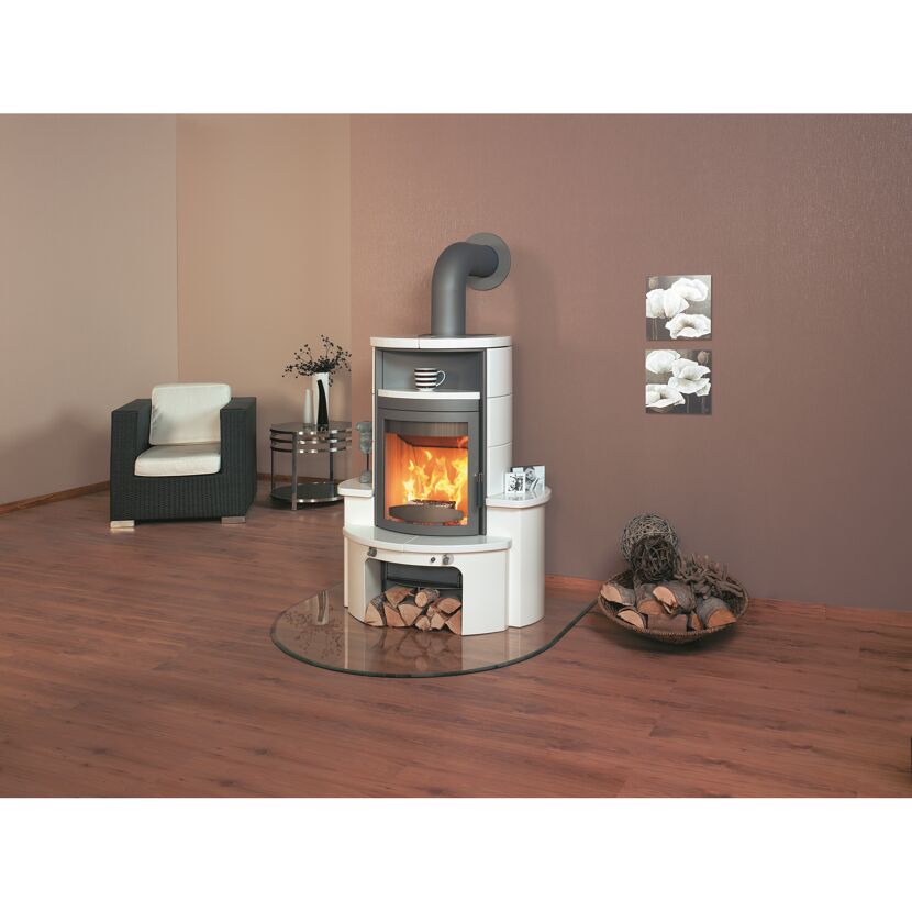 Weißer Kaminofen Avenso GT ECOplus mit Feuer und Holzscheiten