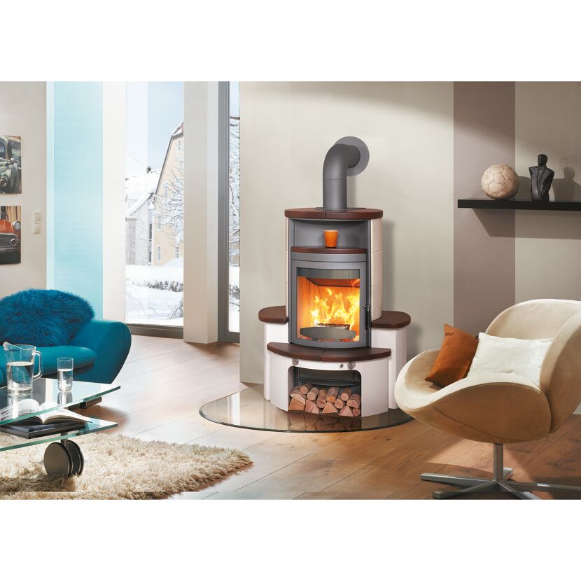 Moderner Kaminofen mit Brennholzfach in Wohnzimmer