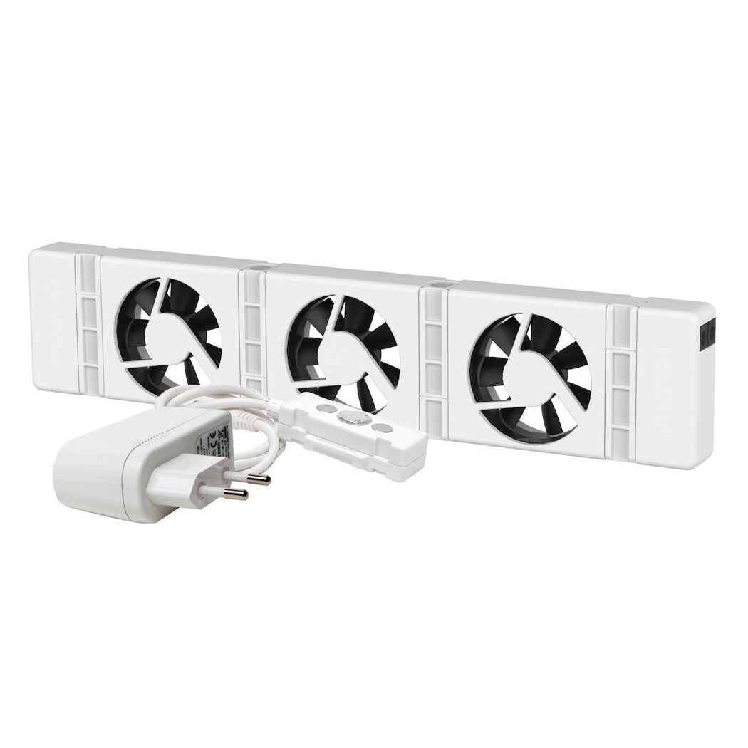 Weißer HK-Ventilator mit drei Ventilatoren und Fernbedienung