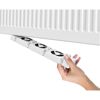 Person hält einen HK-Ventilator Duo-Set an einen Heizkörper