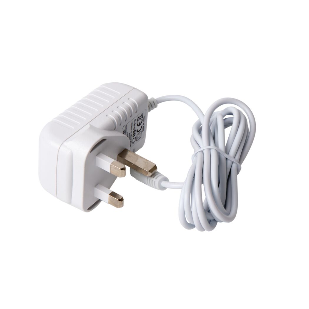 Weißes Netzteil mit Kabel und UK-Stecker