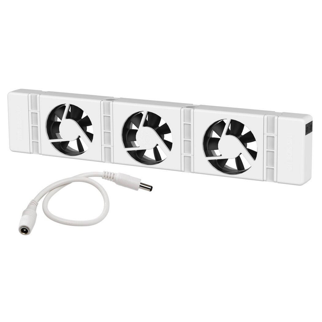 Weißer HK-Ventilator mit drei Lüftern und Kabel