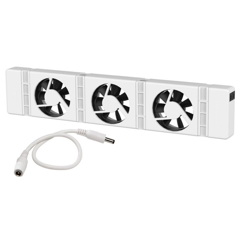 Weißer HK-Ventilator mit drei Lüftern und Kabel