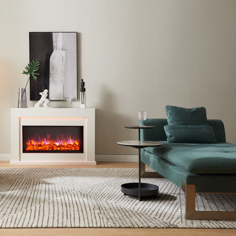 Weißer Elektrokamin mit Deko und Sofa