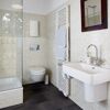 Modernes Badezimmer mit Dusche und WC