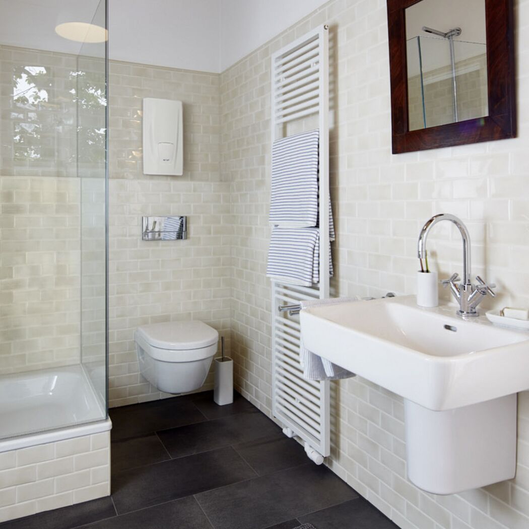 Modernes Badezimmer mit Dusche und WC