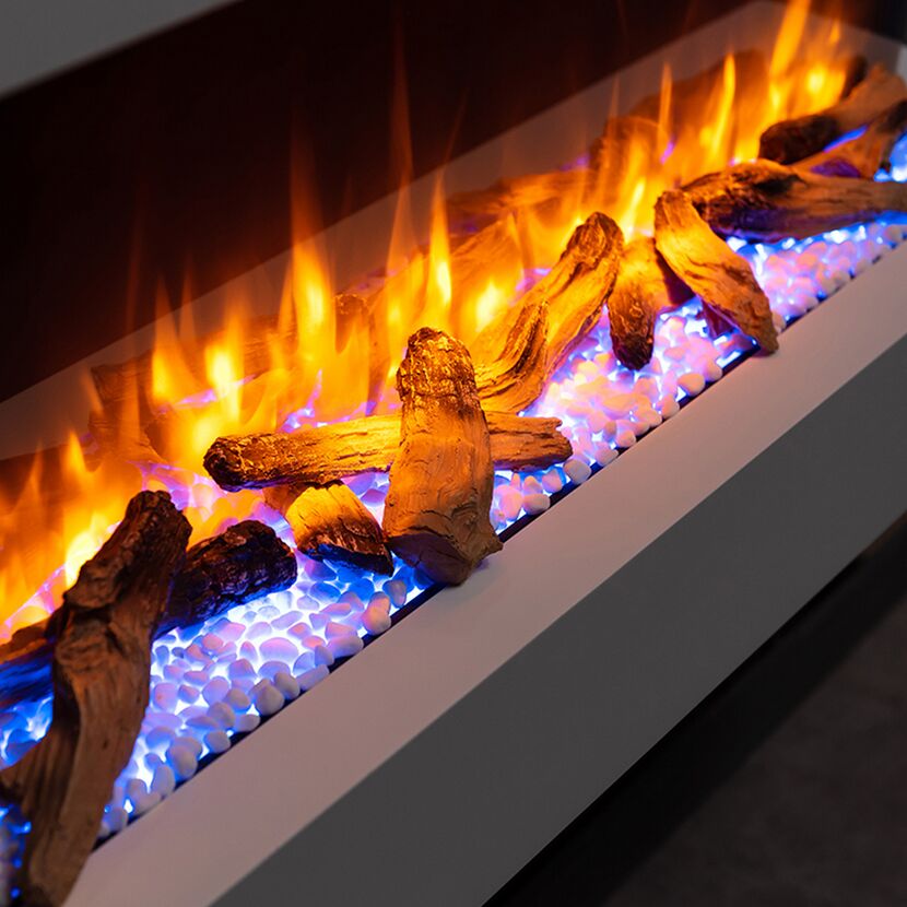 Elektrischer Kamin mit Deko-Holz und -Steinen