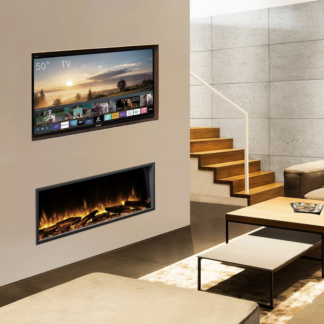 Eingesetzter Elektrokamin mit TV an der Wand