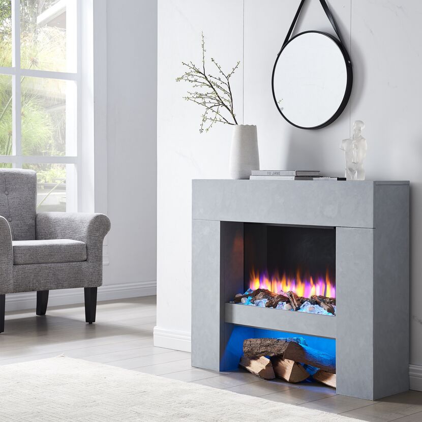 Grauer Elektrokamin mit Deko-Holz