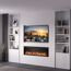 Eingerichtetes Wohnzimmer mit Elektrokamin und Fernseher