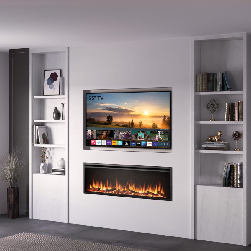 Eingerichtetes Wohnzimmer mit Elektrokamin und Fernseher