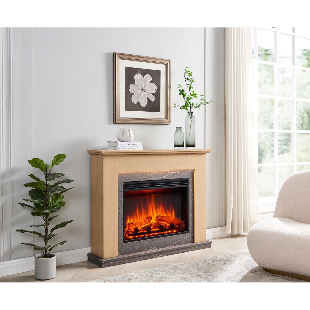 Elektrischer Kamin mit Dekoration