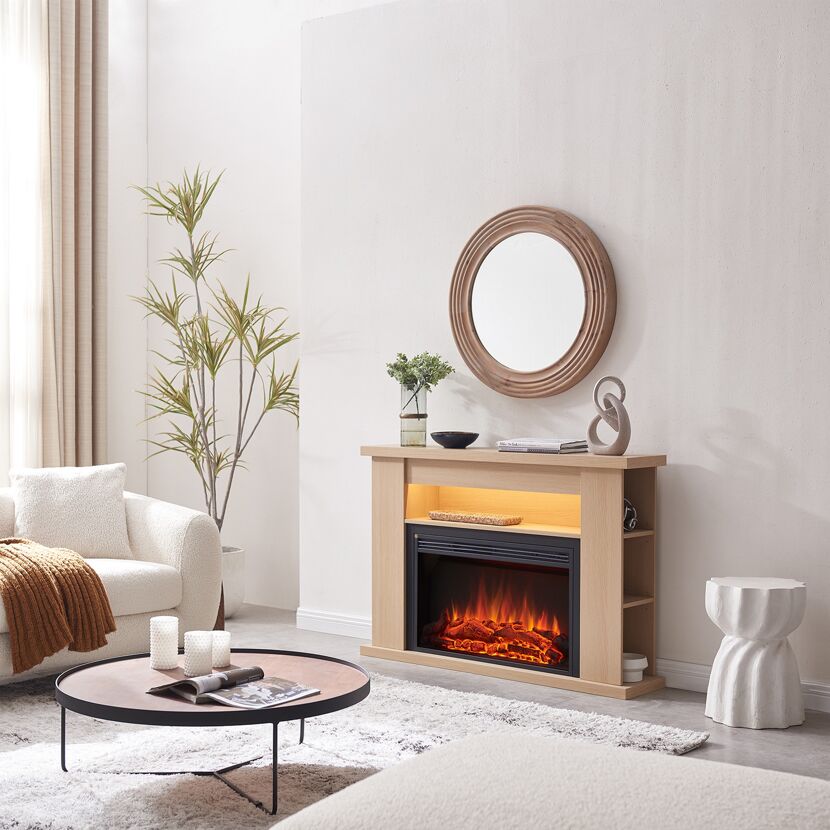 Elektrokamin in hellem Wohnzimmer