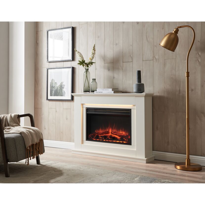 Weißer Elektrokamin in Wohnzimmer