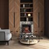 Kamin in Wohnzimmer mit Einbauregal