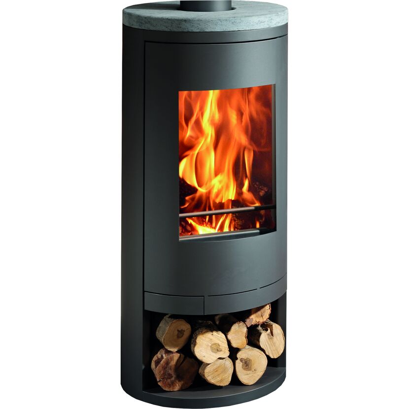 Kaminofen mit brennendem Feuer