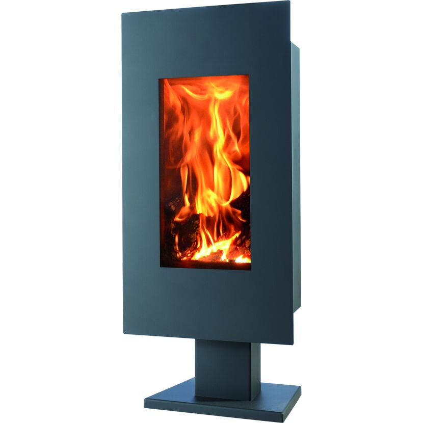 Moderner Kaminofen mit brennendem Feuer