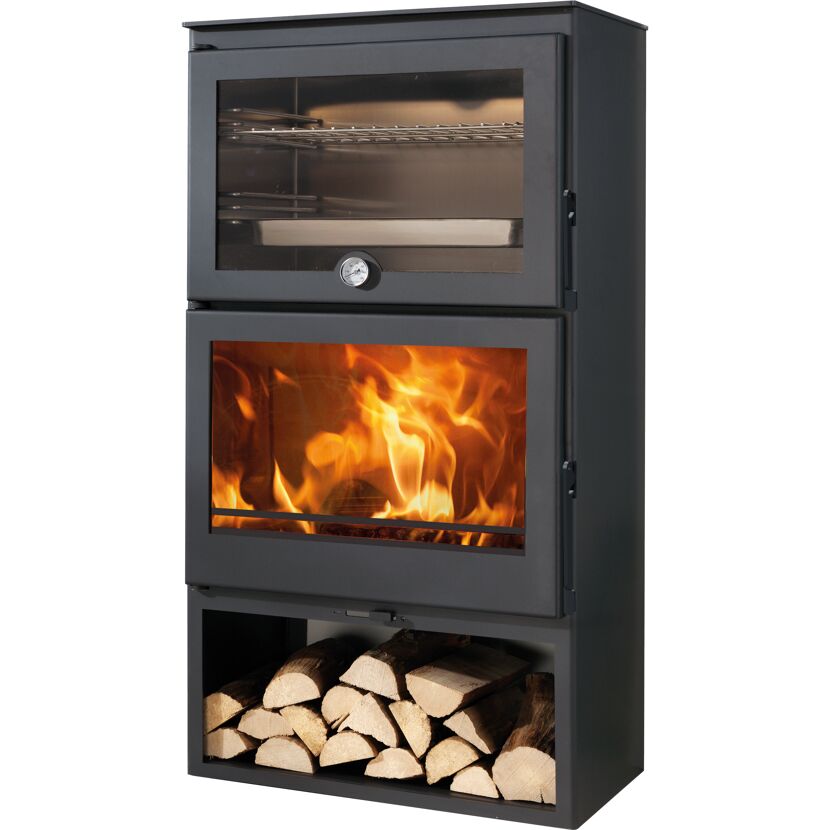 Kaminofen mit Backfach und Feuer im unteren Bereich
